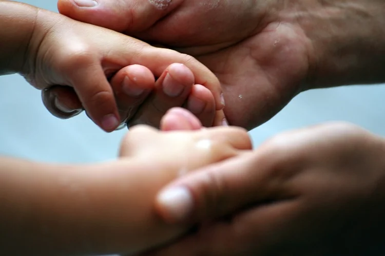 padre e figlio si tengono le mani